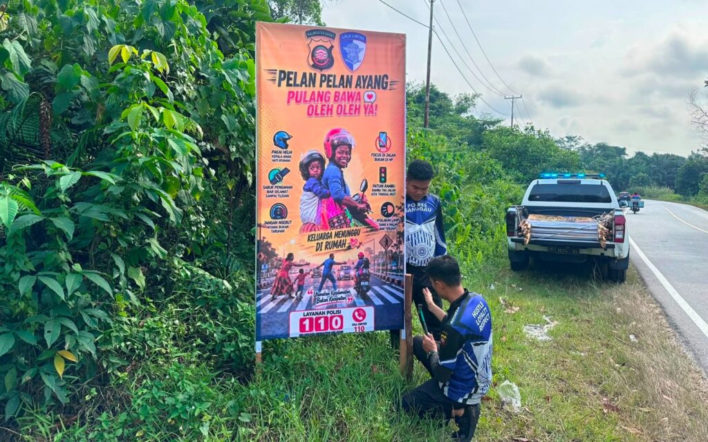 Tekan Angka Kecelakaan, Unit Kamsel Satlantas Polres Sanggau Pasang Banner Imbauan di Jalur Rawan