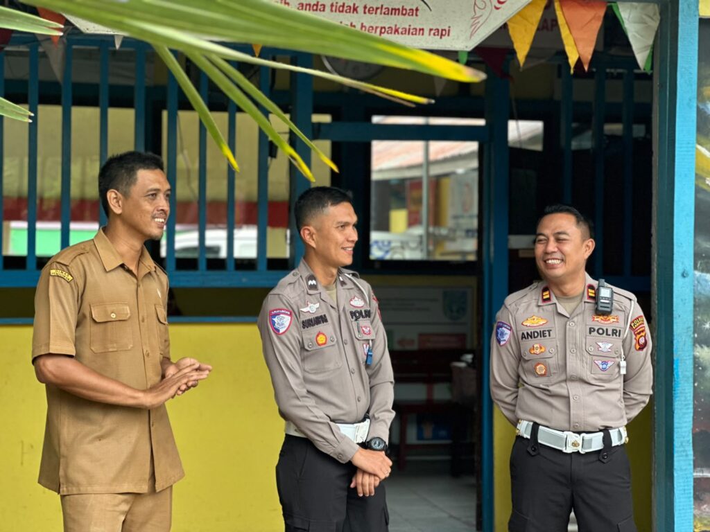 Kasat Lantas Polres Sanggau Berikan Edukasi Keselamatan Berlalu Lintas kepada Siswa Baru SMA Negeri 1 Sanggau