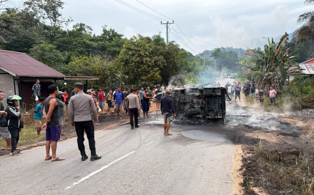 Api Muncul dari Bak Belakang, Grand Max Tumbang dan Terbakar di Jalan Trans Kalimantan Toba