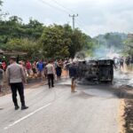 Api Muncul dari Bak Belakang, Grand Max Tumbang dan Terbakar di Jalan Trans Kalimantan Toba