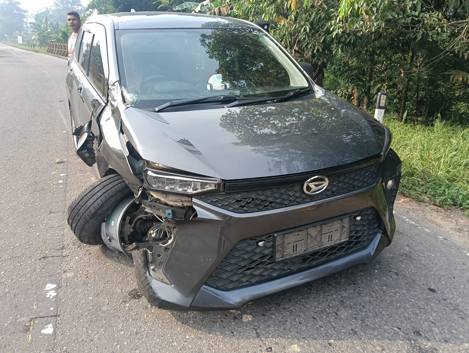 Tabrakan Honda CRF dan Daihatsu Xenia di Kembayan, Satu Pengendara Alami Luka Berat