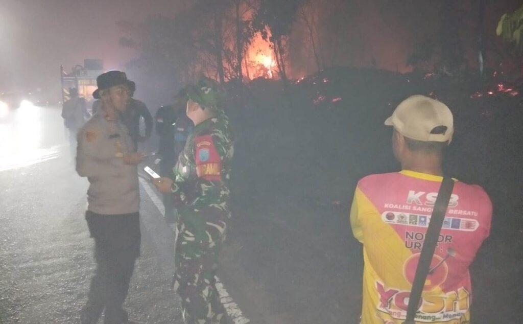 Api Membakar Lahan Dekat Jalan Trans Kalimantan, Tim Gabungan Tayan Hilir Bergerak Cepat