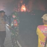 Api Membakar Lahan Dekat Jalan Trans Kalimantan, Tim Gabungan Tayan Hilir Bergerak Cepat