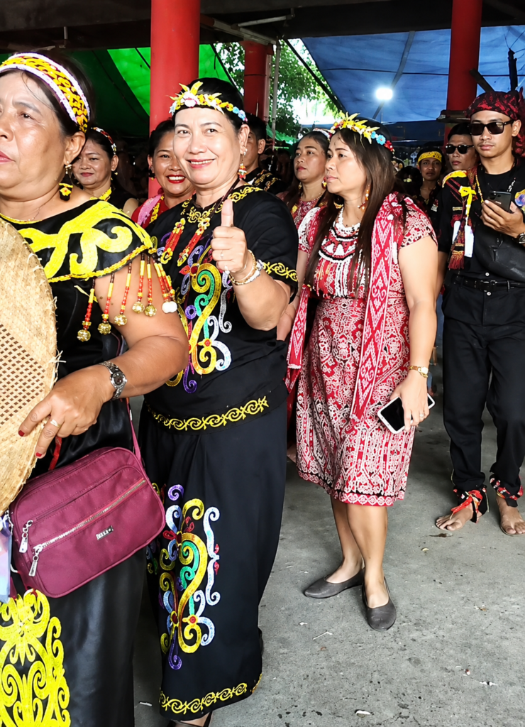 Istri Camat Tayan Hilir Ayus, S.Pd., M.M., Ibu Teresia Mangge., Turut Meriahkan Gawai Dayak di Rumah Betang Dori’ M’Pulor