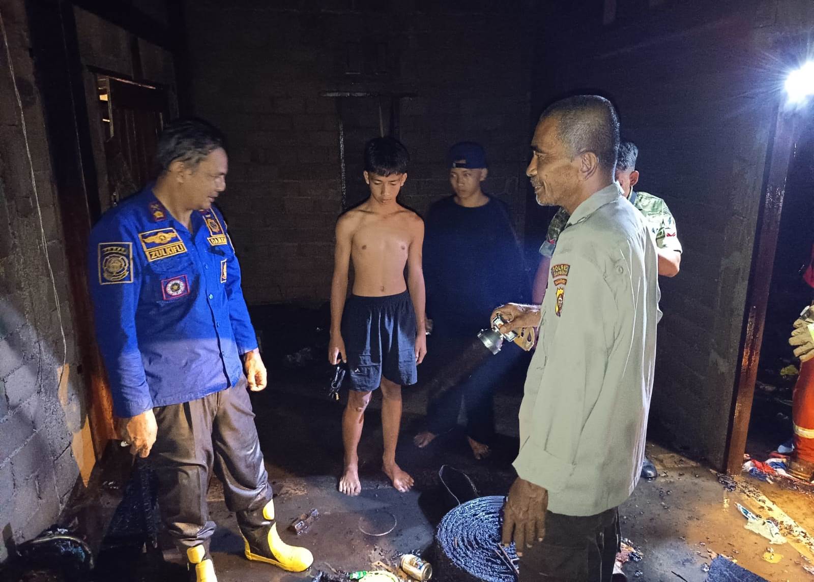 Rumah dalam Tahap Pembangunan Terbakar, Damkar Sanggau Berhasil Cegah Api Meluas