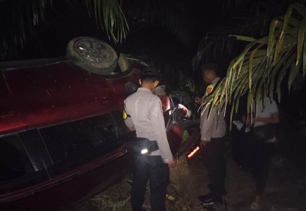 Diduga Mengantuk, Daihatsu Terios Terbalik Keluar Badan Jalan di Beduai, Seluruh Penumpang Selamat