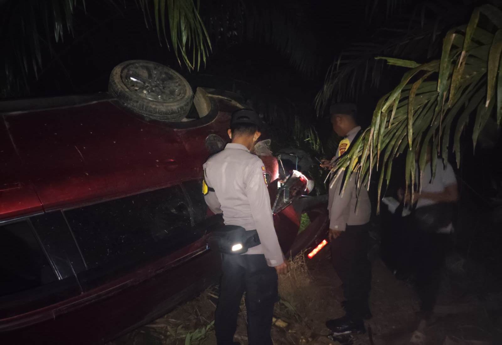 Diduga Mengantuk, Daihatsu Terios Terbalik Keluar Badan Jalan di Beduai, Seluruh Penumpang Selamat