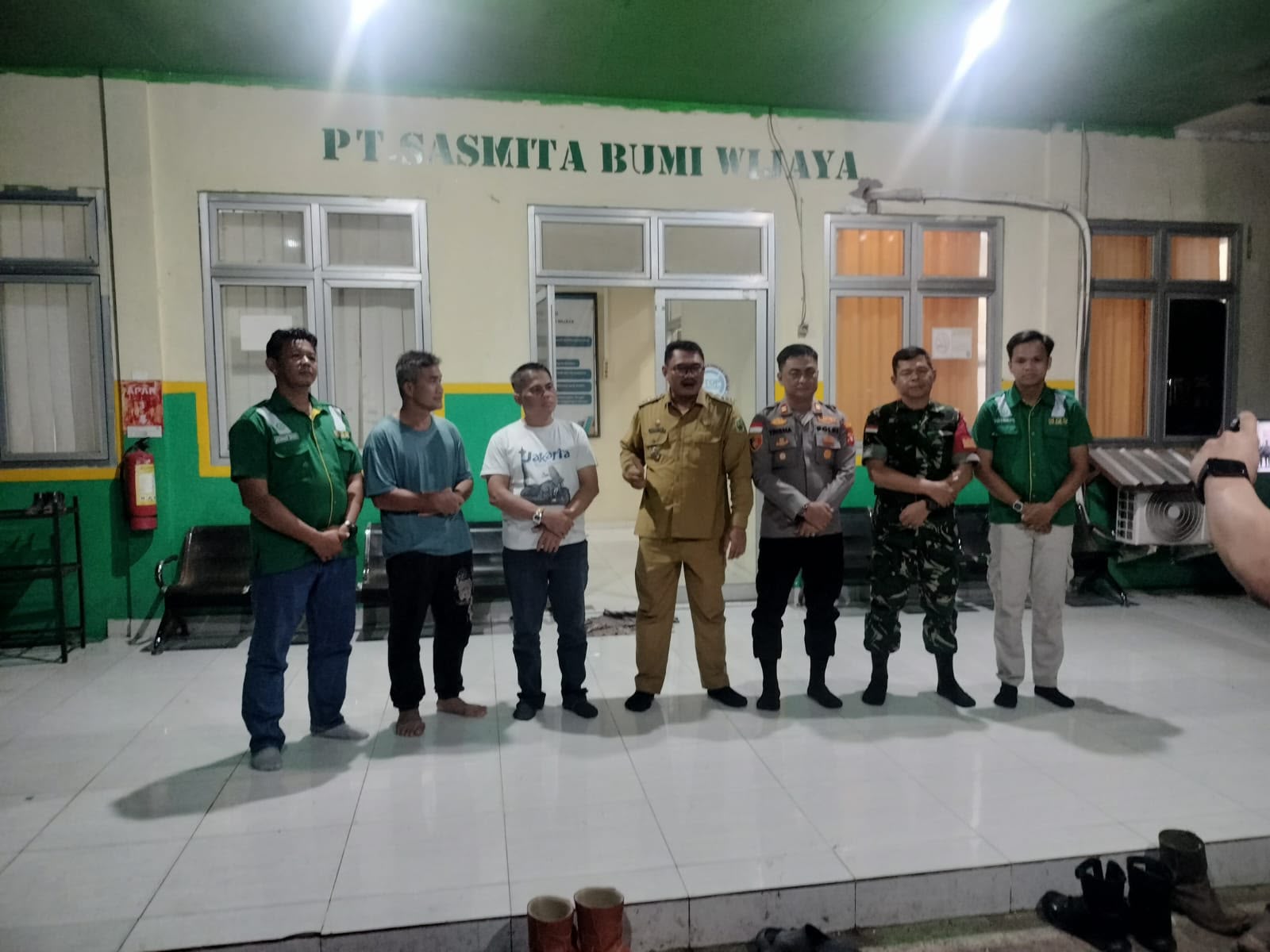 Forkopimcam Tayan Hulu Cek Lapangan Tindak Lanjuti Dugaan Pencemaran Sungai Lape, Sampel Residu Diambil untuk Uji Laboratorium