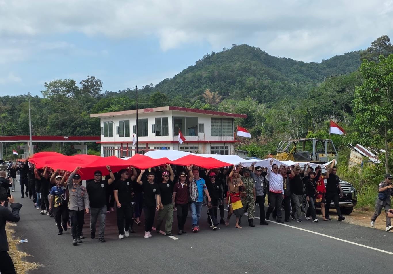 BAIS TNI Kibarkan 5.000 Bendera Dan Kirab Merah Putih di Batas Negara Kalbar