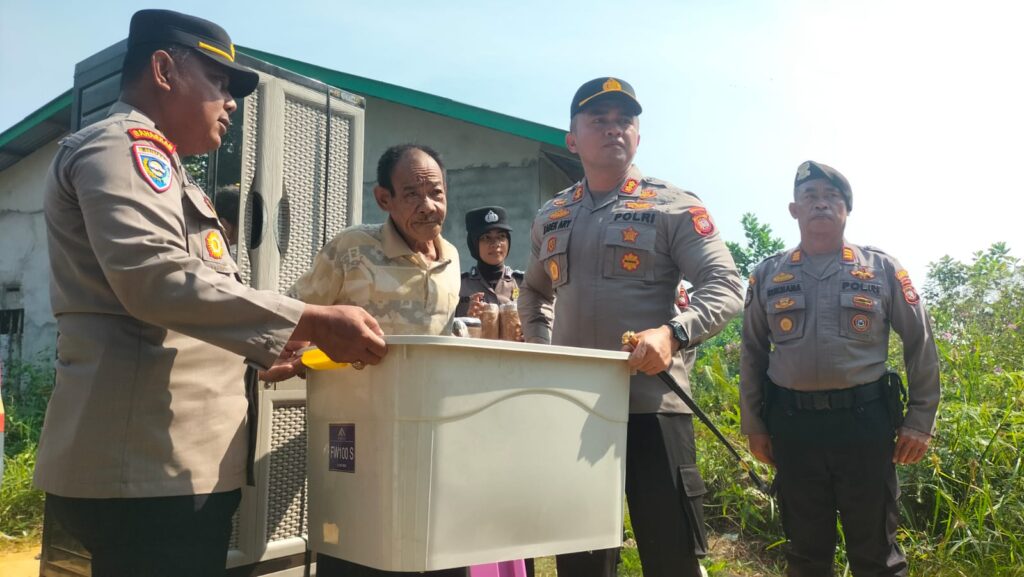 Kapolres Sanggau Salurkan Bantuan Sosial kepada Warga Lansia, Wujud Kepedulian Polri kepada Masyarakat