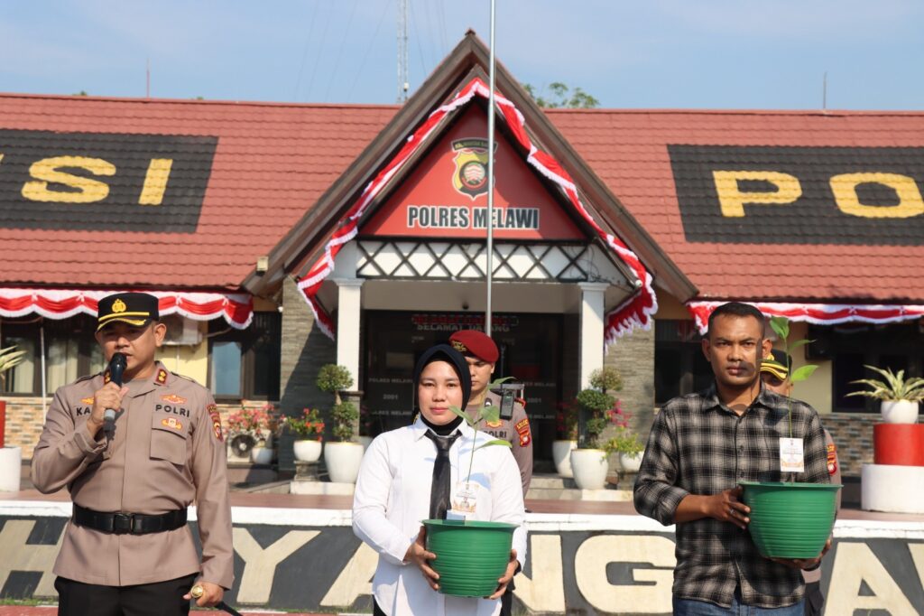 Rayakan Ulang Tahun Personel Dengan Cara Berbeda, Kapolres Melawi Dorong Budaya Peduli Lingkungan