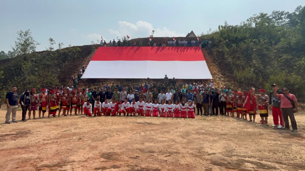 Bendera Merah Putih Raksasa Sukses Berkibar di Tebing Tugu Garuda Jagoi Babang