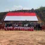 Bendera Merah Putih Raksasa Sukses Berkibar di Tebing Tugu Garuda Jagoi Babang