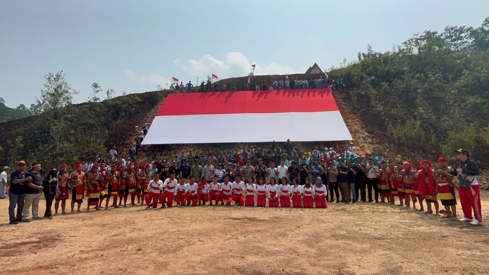 Kirab Bendera Merah Putih Jagoi Babang :Bendera Merah Putih Simbol Kedaulatan, Harga Diri Bangsa dan Perekat Persatuan NKRI