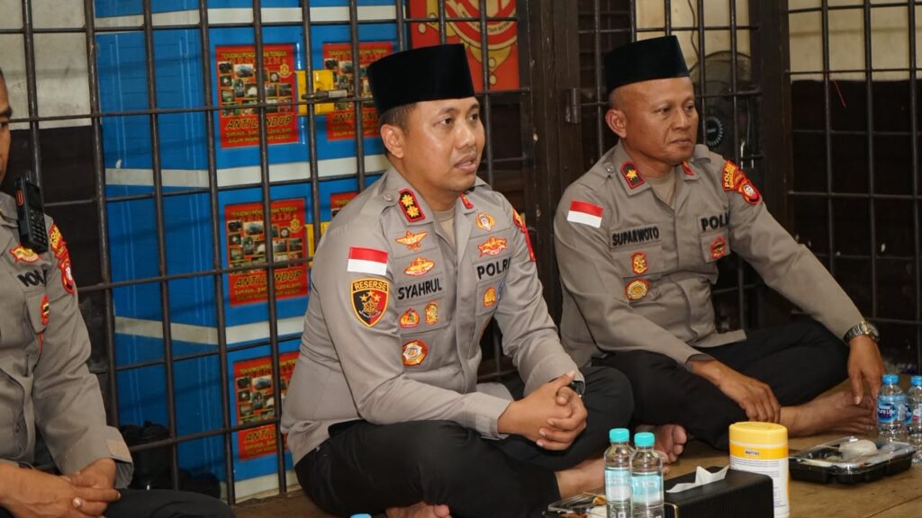 Kapolres Bengkayang Makan Bersama 15 Tahanan