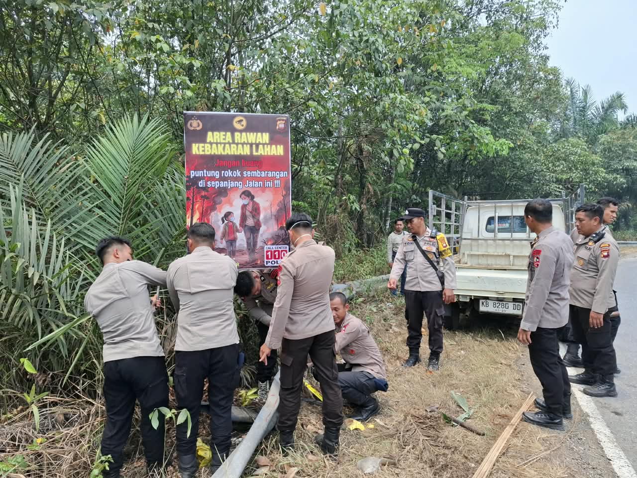 Polsek Tayan Hilir Pasang 20 Banner Himbauan Pencegahan Karhutla di Sepanjang Jalur Trans Kalimantan
