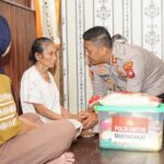 Kapolres Bengkayang Sambangi Nenek 70 Tahun Korban Kebakaran, Salurkan Bantuan dan Dukungan Moral