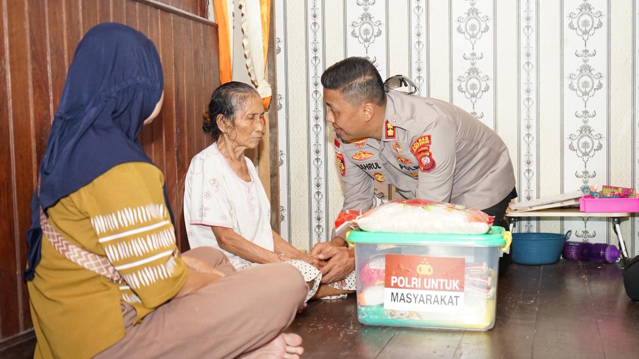 Kapolres Bengkayang Sambangi Nenek 70 Tahun Korban Kebakaran, Salurkan Bantuan dan Dukungan Moral