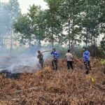 Lanud Harry Hadisoemantri Terjun Langsung Padamkan Karhutla di Sambas