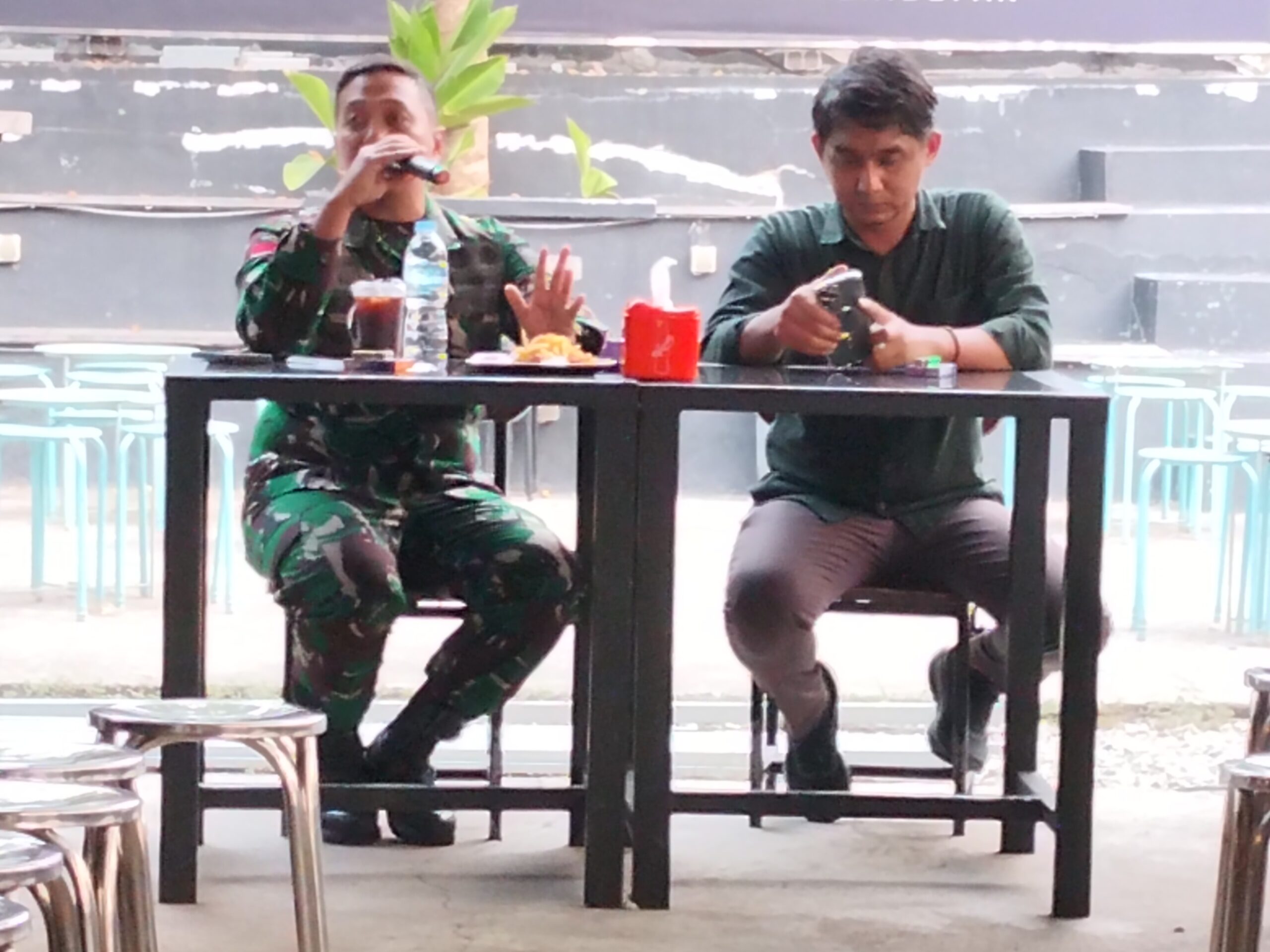 Ngopi Santai Bersama Dandim 1204/Sanggau, Bahas Karhutla dan Manfaat Pembangunan Jembatan TNI