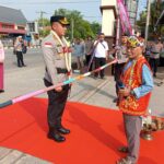 AKBP Kadek Ary Mahardika Disambut Ritual Adat Dayak dan Melayu, Resmi Mengawali Tugas di Polres Sanggau