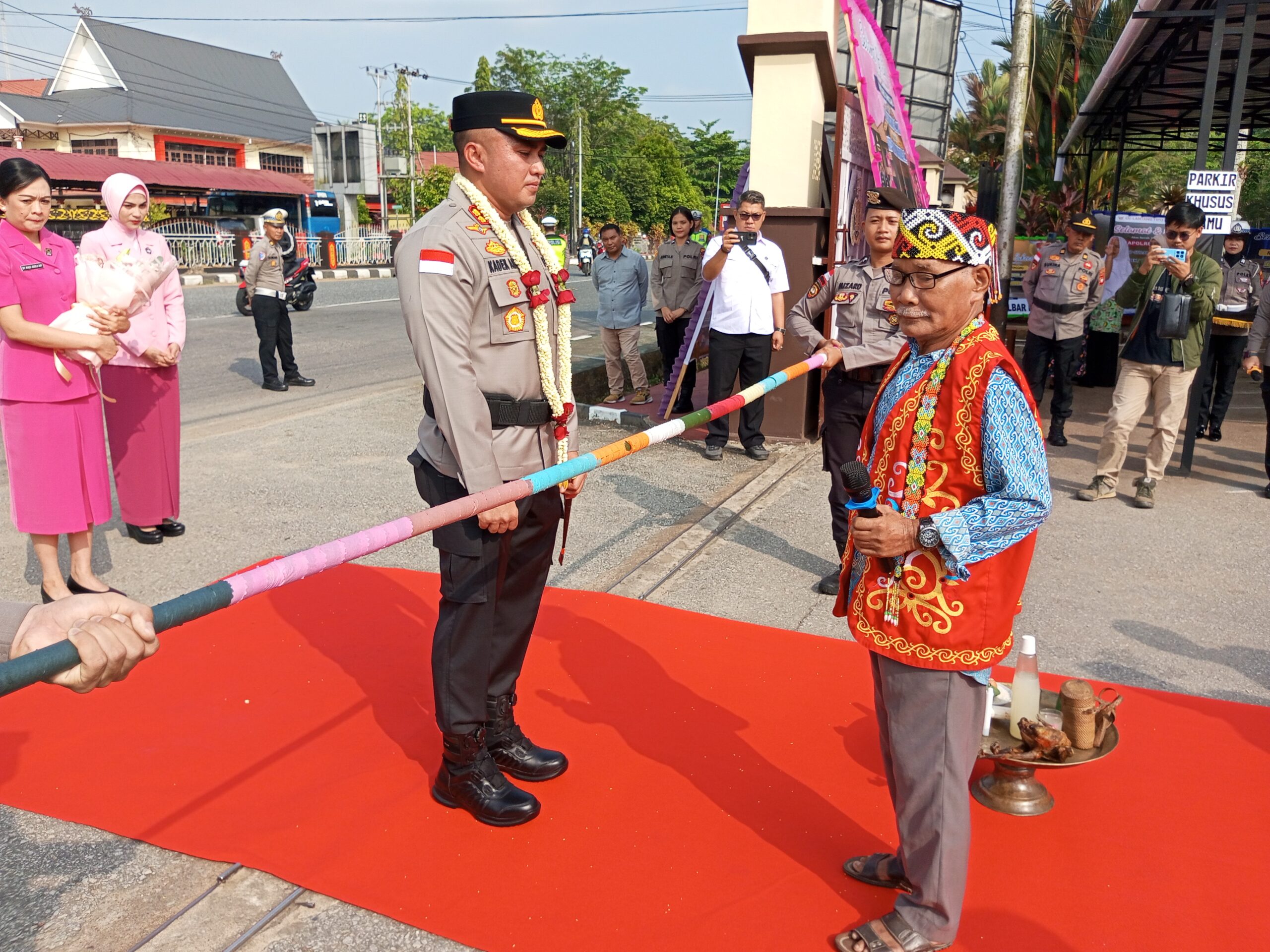 AKBP Kadek Ary Mahardika Disambut Ritual Adat Dayak dan Melayu, Resmi Mengawali Tugas di Polres Sanggau