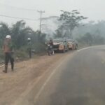 Desa Teluk Bakung Diselimuti Asap, Polsek Ambawang Bersama Sat Polda Kalbar Berjibaku Padamkan Karhutla