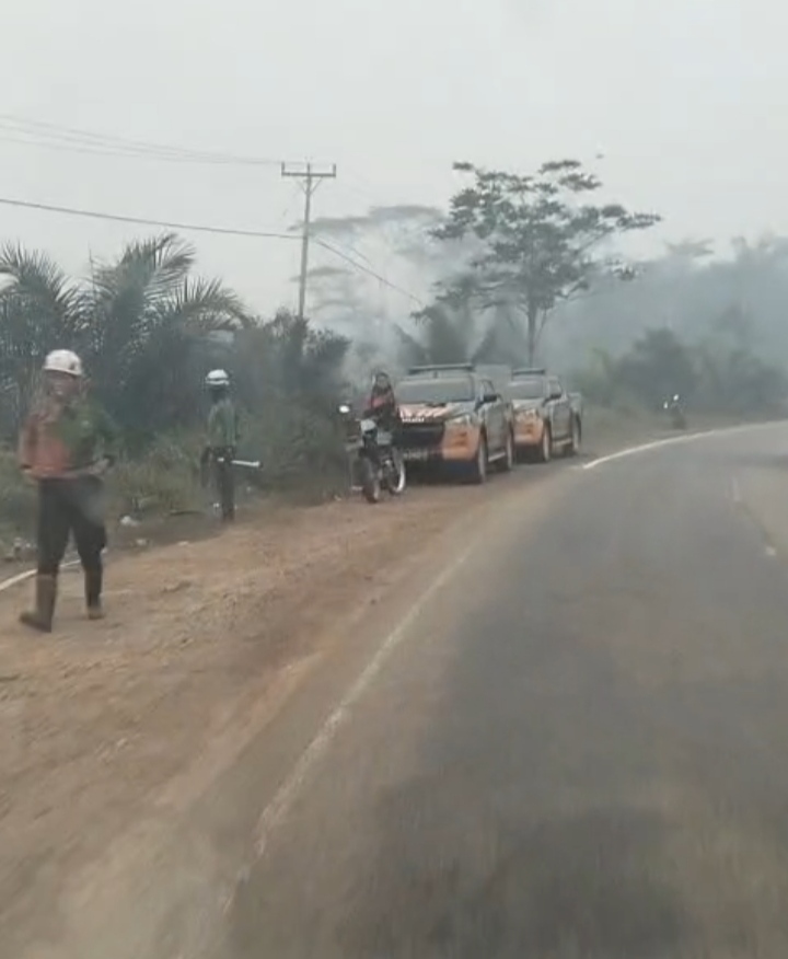 Desa Teluk Bakung Diselimuti Asap, Polsek Ambawang Bersama Sat Polda Kalbar Berjibaku Padamkan Karhutla