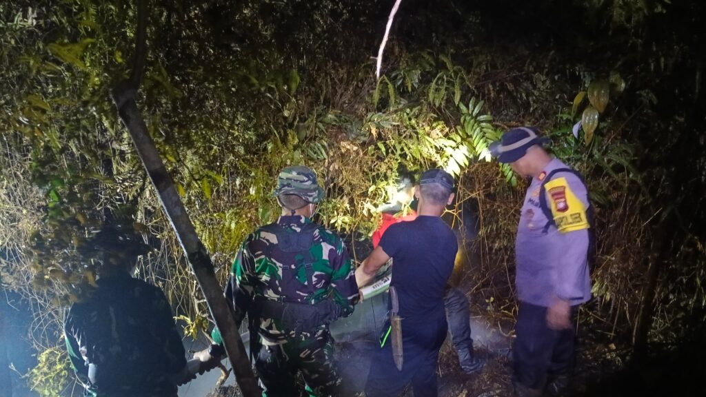 TIM Satgas Karhutla Kecamatan Bengkayang Padamkan Kebakaran Lahan Karet di Kampung Kaum