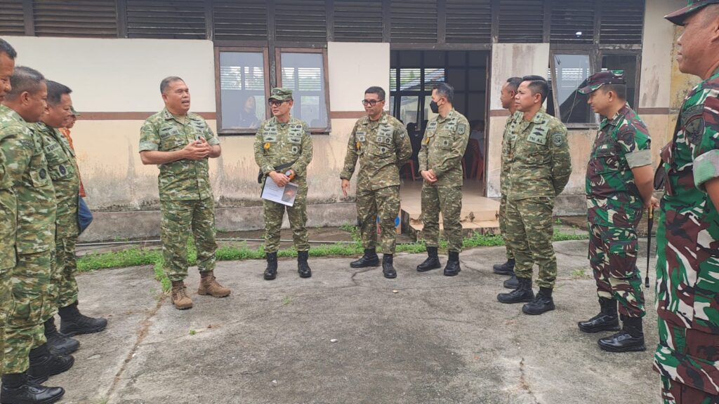 Dansesko TNI Tinjau Kegiatan Penyuluhan Karhutla Pasis Dikreg LVI Sesko TNI Wilayah Bengkayang
