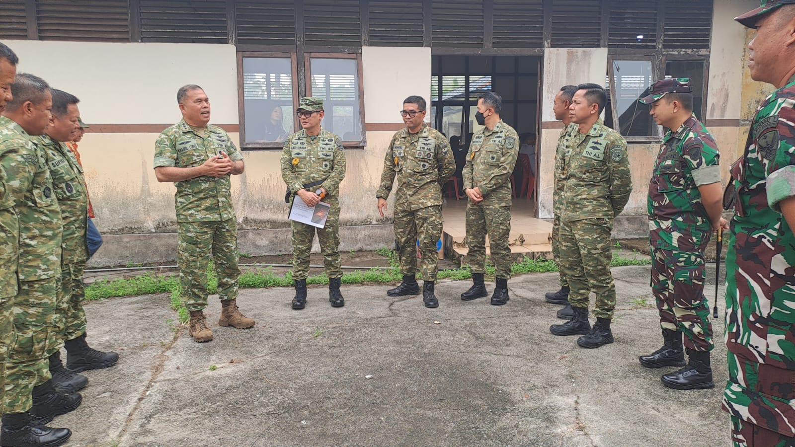 Dansesko TNI Tinjau Kegiatan Penyuluhan Karhutla Pasis Dikreg LVI Sesko TNI Wilayah Bengkayang