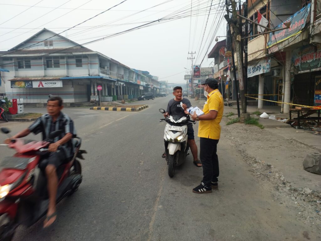 DPD Partai Golkar Bengkayang Bagikan 2.000 Masker Untuk Pengendara di Tengah Kabut Asap.