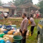 “Kemarau Panjang, Polres Sanggau Hadir Bantu Warga Periji Penuhi Kebutuhan Air Bersih”