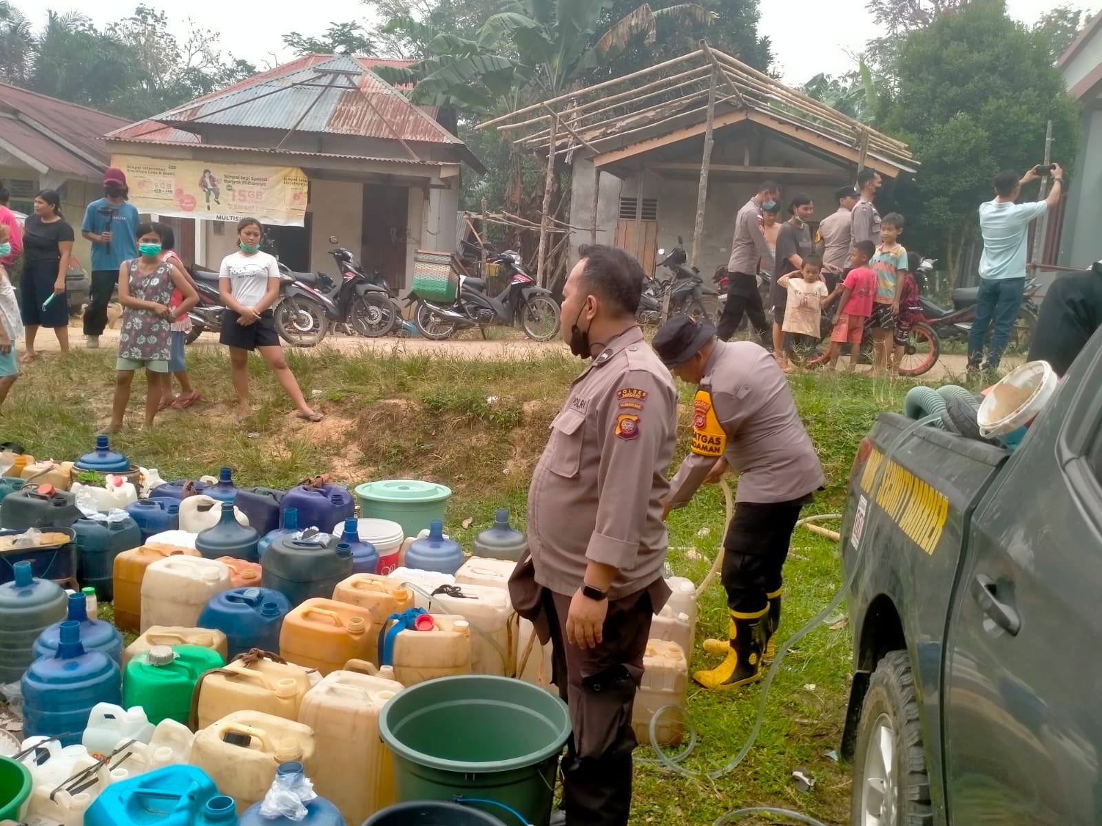 “Kemarau Panjang, Polres Sanggau Hadir Bantu Warga Periji Penuhi Kebutuhan Air Bersih”