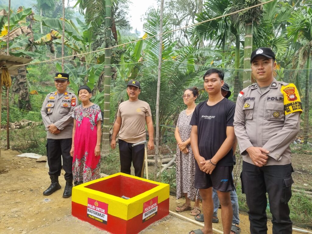 Polsek Sekayam Hadir Bantu Warga Dapatkan Air Bersih di Tengah Kemarau