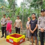 Polsek Sekayam Hadir Bantu Warga Dapatkan Air Bersih di Tengah Kemarau