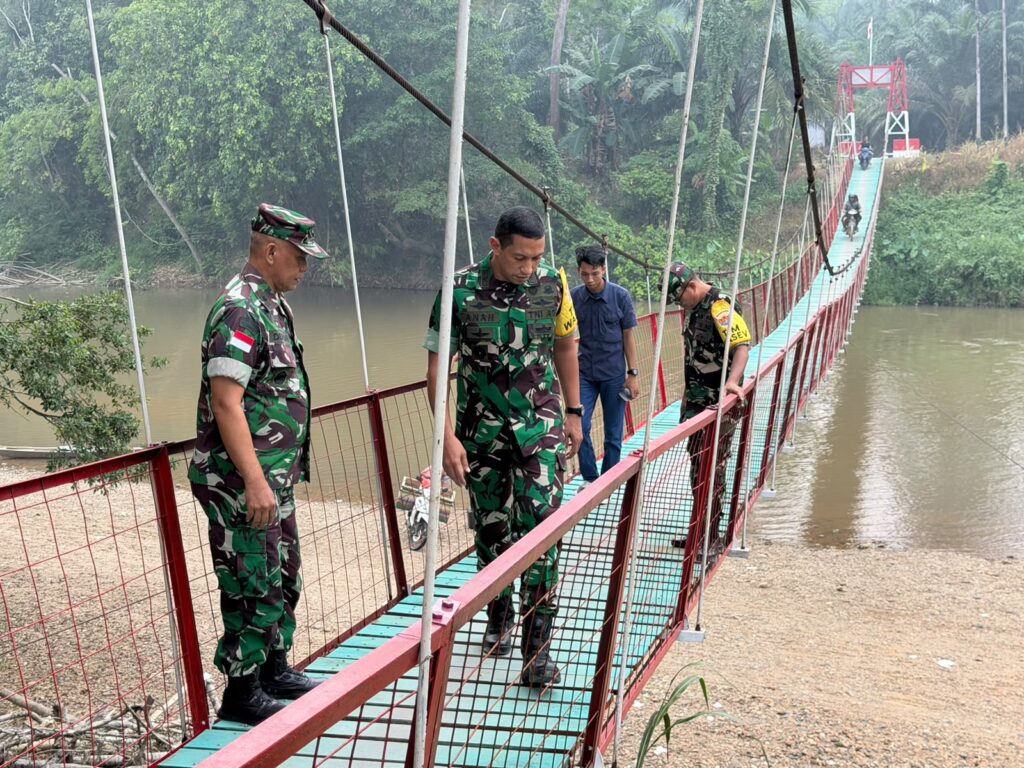 Kodim 1204/Sanggau Dampingi Tim Wasev STERAD Tinjau Jembatan Perintis Garuda di Sekayam