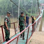Kodim 1204/Sanggau Dampingi Tim Wasev STERAD Tinjau Jembatan Perintis Garuda di Sekayam
