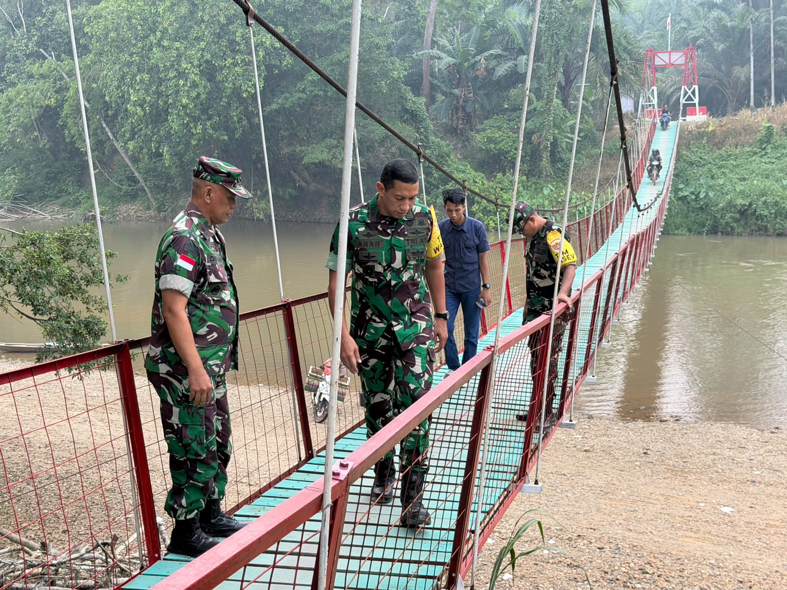 Kodim 1204/Sanggau Dampingi Tim Wasev STERAD Tinjau Jembatan Perintis Garuda di Sekayam