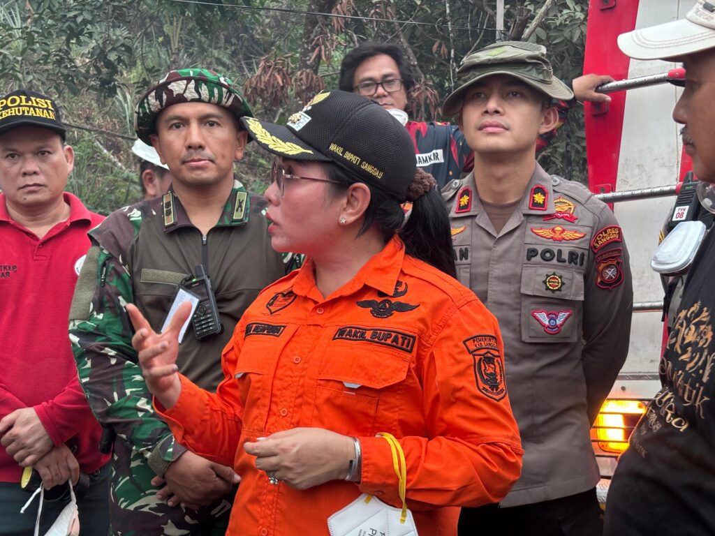 Karhutla Bukit Seraya, Wabup dan Waka Polres Sanggau Turun Langsung Padamkan Api
