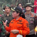 Karhutla Bukit Seraya, Wabup dan Waka Polres Sanggau Turun Langsung Padamkan Api