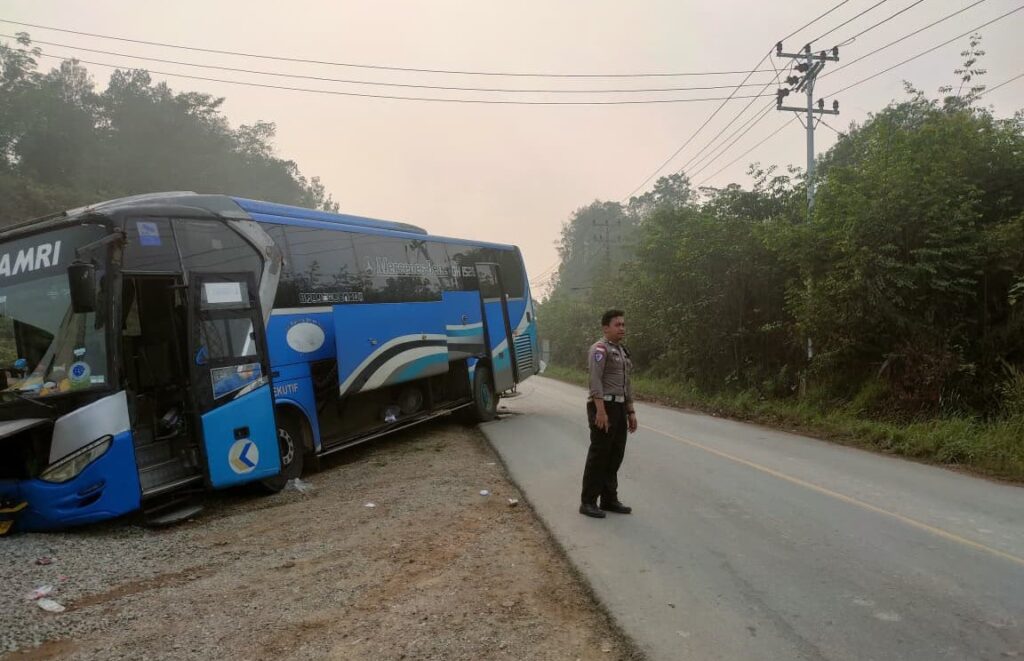 Bus Damri Alami Patah King Pen di Tayan Hilir, Innova Menyenggol Saat Jalur Dibuka Bergantian