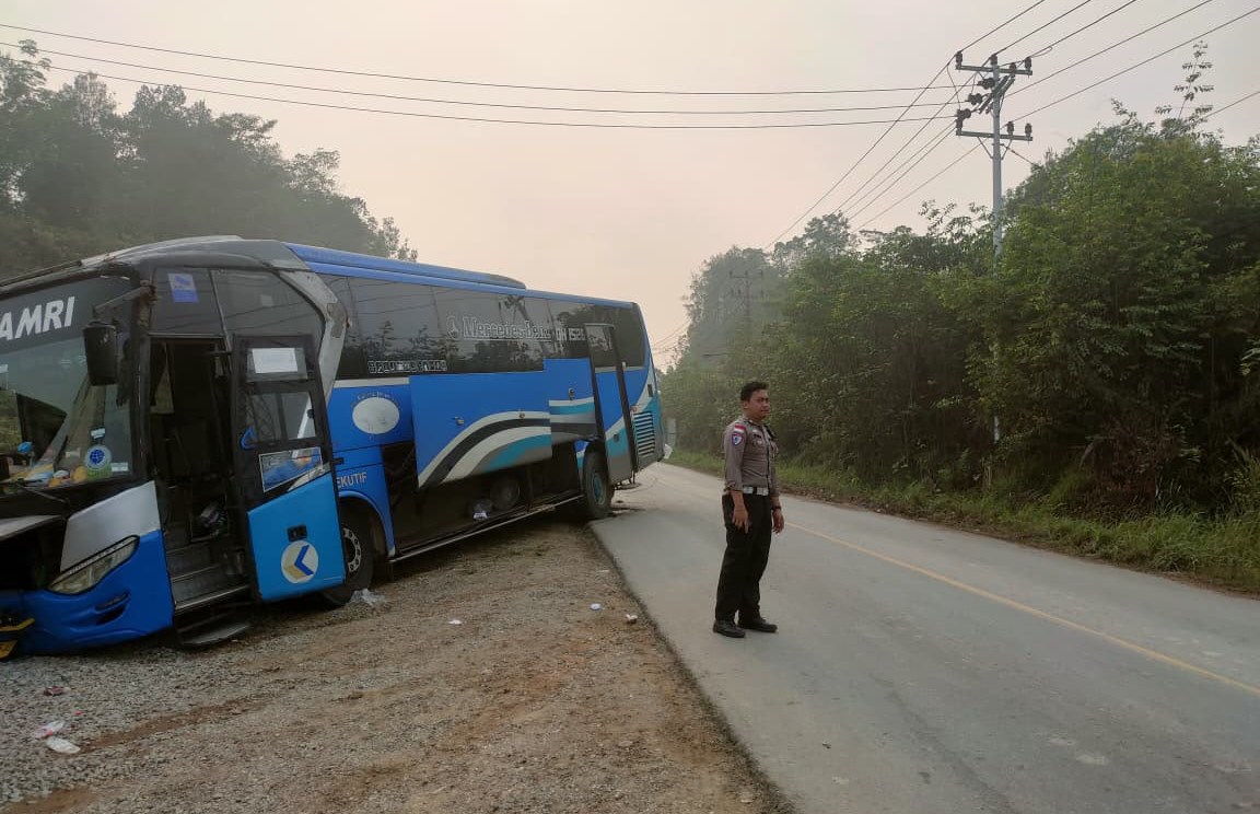 Bus Damri Alami Patah King Pen di Tayan Hilir, Innova Menyenggol Saat Jalur Dibuka Bergantian
