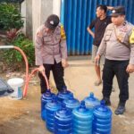 Warga Semuntai Terima 4.000 Liter Air Bersih dari Polsek Mukok dan PT Multi Prima Entakai Group