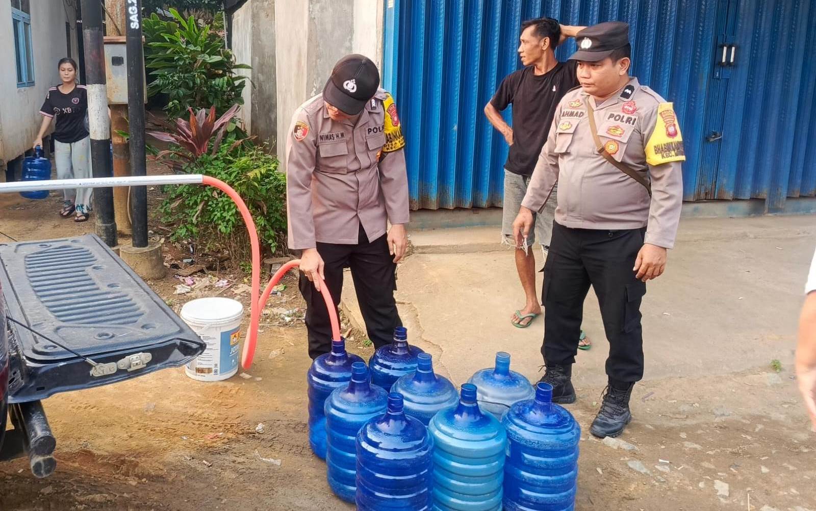 Warga Semuntai Terima 4.000 Liter Air Bersih dari Polsek Mukok dan PT Multi Prima Entakai Group