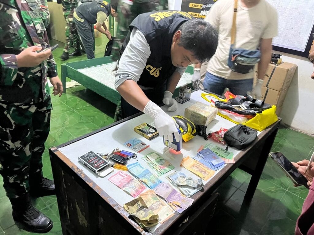 Satgas Pamtas RI-Malaysia Yonarmed 19/Bogani Gagalkan Penyelundupan 1,9 Kg Sabu di Jagoi Babang