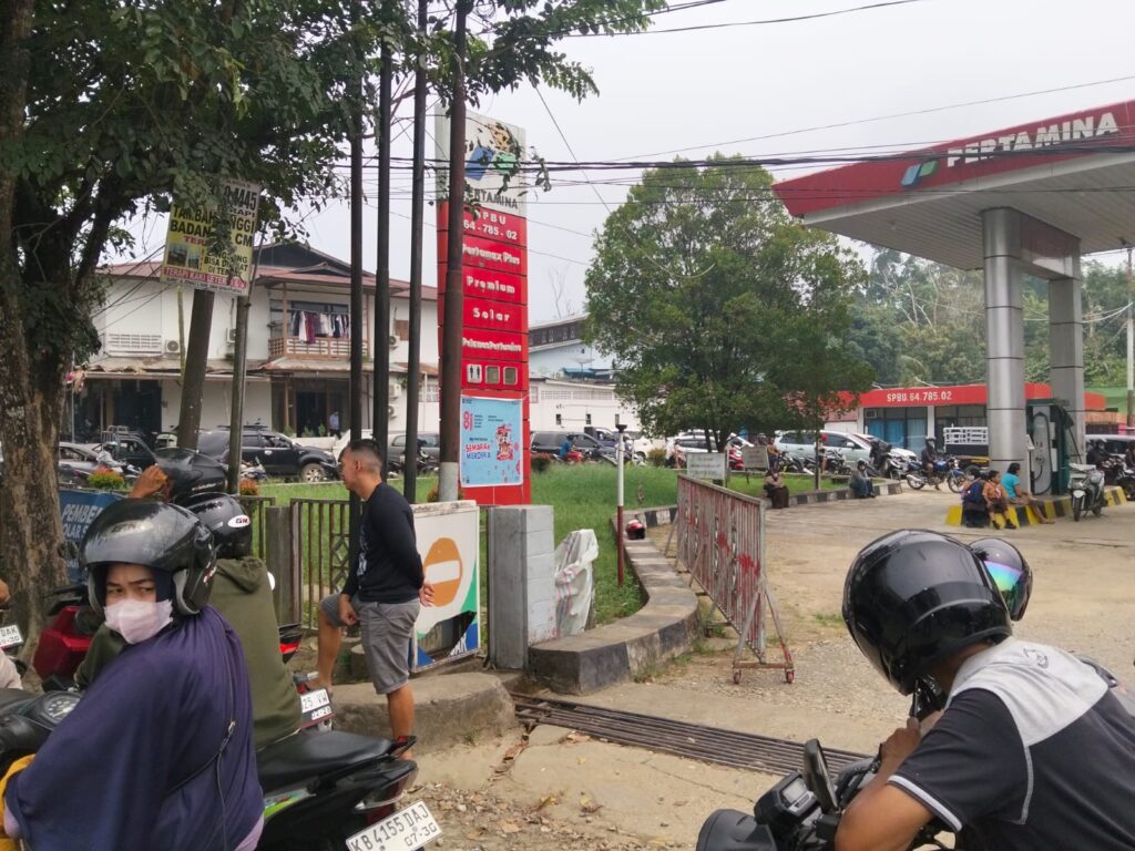 Antrean Kendaraan di SPBU Mengular hingga Memakan Badan Jalan, Polres Sanggau Lakukan Pengaturan