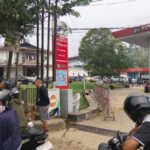 Antrean Kendaraan di SPBU Mengular hingga Memakan Badan Jalan, Polres Sanggau Lakukan Pengaturan