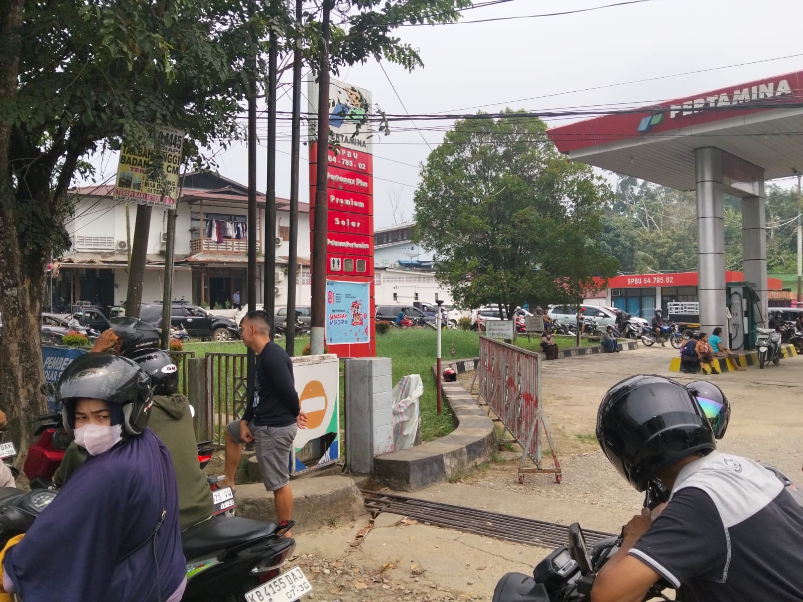 Antrean Kendaraan di SPBU Mengular hingga Memakan Badan Jalan, Polres Sanggau Lakukan Pengaturan